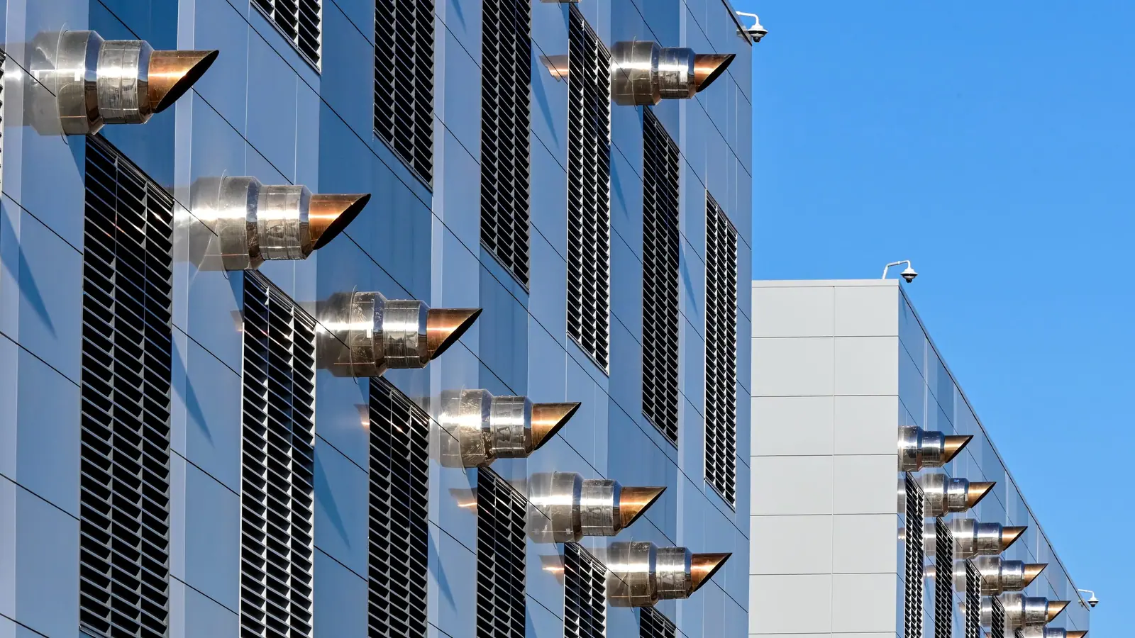 Precision cooling infrastructure on a facade